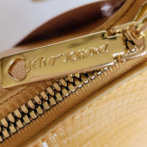 Betsey Johnson Yellow Crescent Crossbody with Removable Wristlet Pouch - NWT - Picture 14 of 14